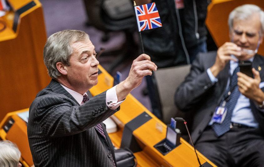 “Amiamo l'Europa!... Ma detestiamo l'Unione Europea”. Qua la mano Nigel Farage